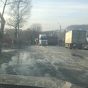 «Пробка в обе стороны» - дорогу в Находку заблокировала фура