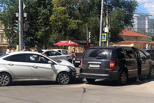 Автоледи устроила ДТП с 4 пострадавшими в центре Саратова