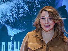 «Я была хорошей девочкой»: Апина оголила бедра в эффектном наряде