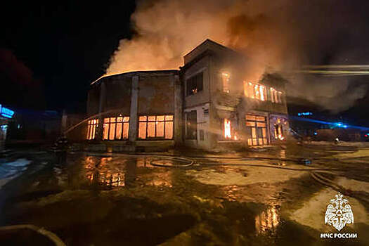 МЧС Приморья: в Уссурийске пожарные потушили заброшенный цирк