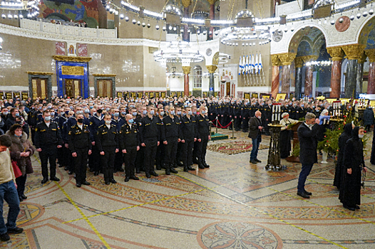 Около 1 тысячи военных моряков ВМФ России приняли участие в ночном Рождественском богослужении в Кронштадтском Морском Соборе