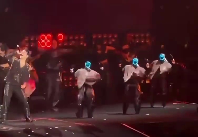 Танцующие на концерте китайские роботы впечатлили Маска