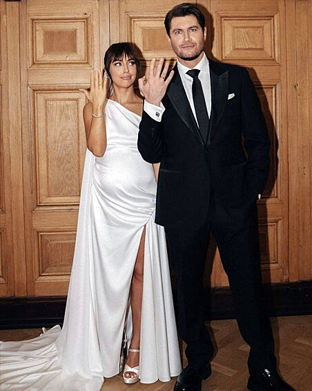 Мари Краймбрери и Дава.   О свадьбе певицы и шоумена стало известно 16 марта — в этот день по случаю своего дня рождения Дава (Давид Манукян) поделился в соцсетях кадром с тайной церемонии. «Мечты действительно сбываются. В свои 32 – я нахожусь в статусе любящего мужа и будущего отца», — написал он. В мае у молодоженов родилась дочь Николь.