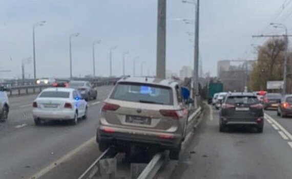 В Казани водитель наехал на ограждение и снес дорожный знак