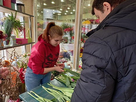 Курские мужчины штурмуют цветочные магазины