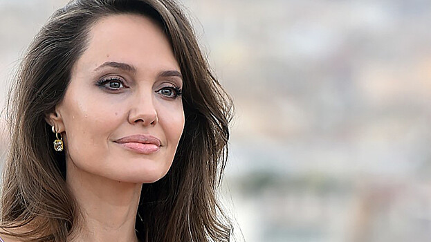 Анджелина Джоли обсудила закон о насилии против женщин с пресс-секретарем Белого дома Псаки