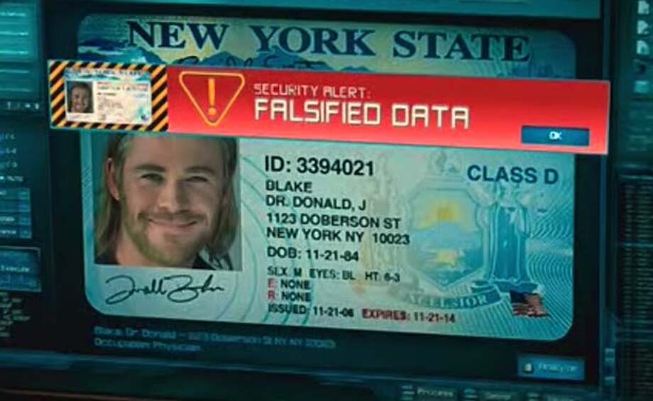 В фильме "Тор" водительские права главному герою были выписаны на имя Дональда Дж. Блэйка. Это не простое совпадение, а отсылка к комиксам Marvel. По сюжету, Блэйка создал сам Один и этот человек стал "вместилищем" для духа Тора.