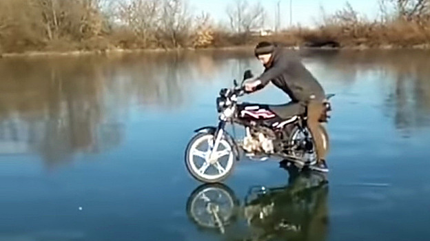 В Воронежской области парень на мотоцикле устроил смертельно опасное катание по льду