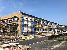 Рабочие приступили к монтажу фасада ремонтируемой школы в Серебряных Прудах