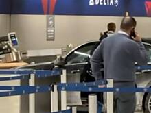 В США автомобиль протаранил вход в аэропорт