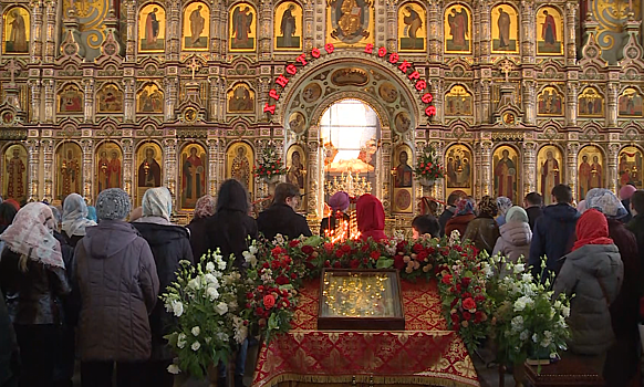 Сотни верующих пришли на утреннюю службу в Троицкий собор в Щелкове