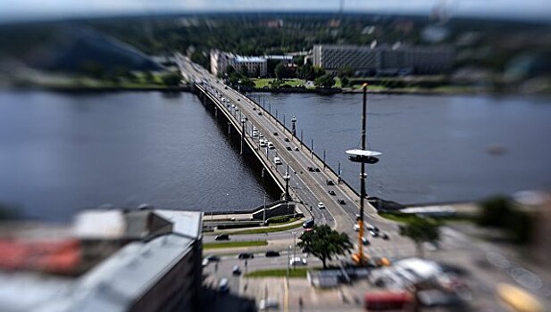 В Риге во время грозы на двух человек упало дерево