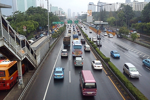 В столице Индонезии из-за пандемии затянулось строительство тротуаров