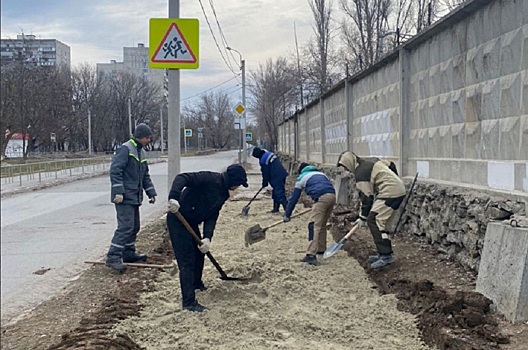 В Волгодонске по просьбам горожан оборудовали пешеходную дорожку к школе