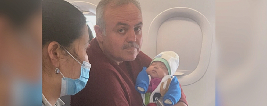 Токаев наградил турецкого врача, спасшего ребенка в самолете