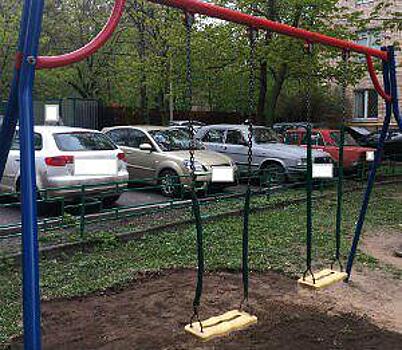 Во дворе на Ленинградском проспекте починили качели