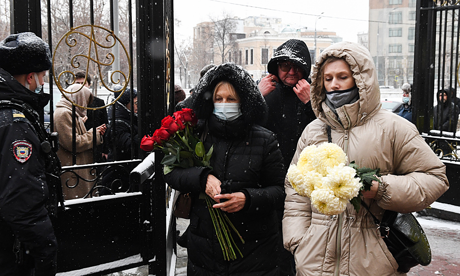 Люди стоят в очереди на церемонию прощания с народным артистом России, певцом Александром Градским у здания театрально-концертного музыкального объединения "Градский Холл" в Москве