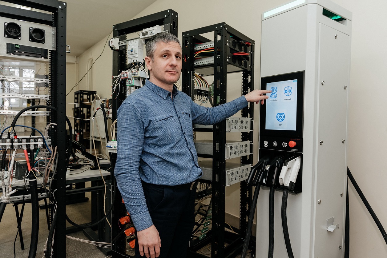 В Новосибирске создали зарядные станции для электрокаров, которые заменят импортные аналоги