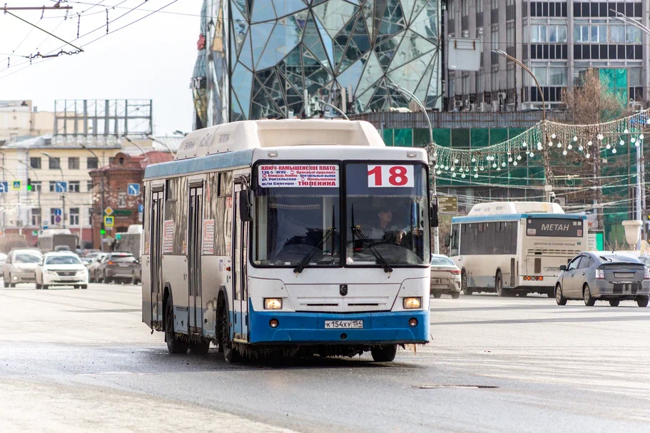 Власти Новосибирска оценили состояние автобусной остановки из-за жалоб жителей