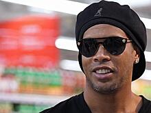 Роналдиньо женится сразу на двух девушках