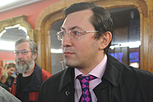 Националиста Поткина доставили в суд в банном халате