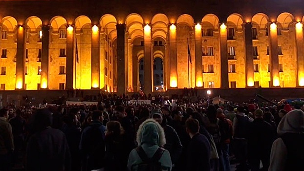 Митингующие заблокировали парламент в Тбилиси