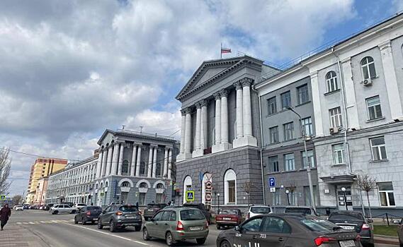 Курянам рассказали, как правильно жаловаться на припаркованное на газоне авто