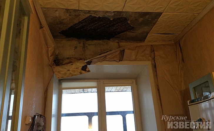 Жильцов квартиры в центре Курска заливает после капремонта