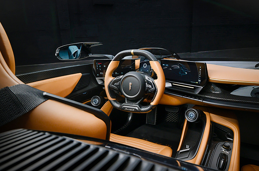 В интерьере использована дорогая коричневая кожа с необычной строчкой. Графика приборов и дисплея мультимедиасистемы изменена в фирменном стиле Wayne Enterprises, а виртуальный помощник получил голос Альфреда Пенниуорта — дворецкого Уэйнов.