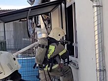 Пожарные ликвидировали открытое горение на складе в Крыму