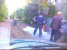 В Соколе инспекторы ДПС тушили «Оку» (ФОТО, ВИДЕО)