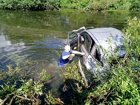Легковушка упала с моста в реку