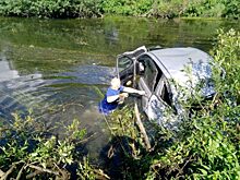 Легковушка упала с моста в реку