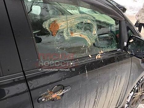 Из-за места на парковке мститель измазал авто кузбассовца фекалиями