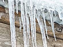 В Санкт-Петербурге глыба льда рухнула на женщину