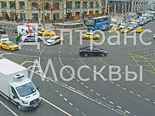 Полицейский автомобиль столкнулся с такси в центре Москвы
