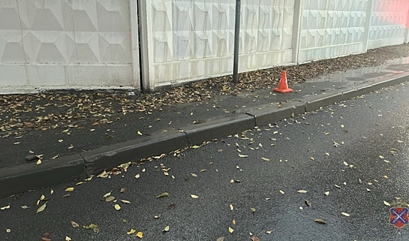 В центре Волгограда легковушка сбила пешехода на тротуаре