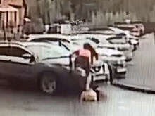 В Новосибирске спортсменка в розовом топе с гантелей разнесла авто бывшего мужа