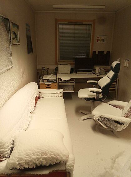 «Когда вы живете на Свальбарде, Норвегия, и забываете закрыть окно в домашний офис».