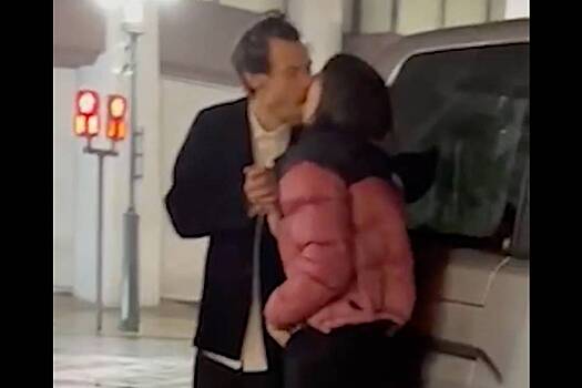 В сети появилось видео поцелуя Эмили Ратаковски и Гарри Стайлса