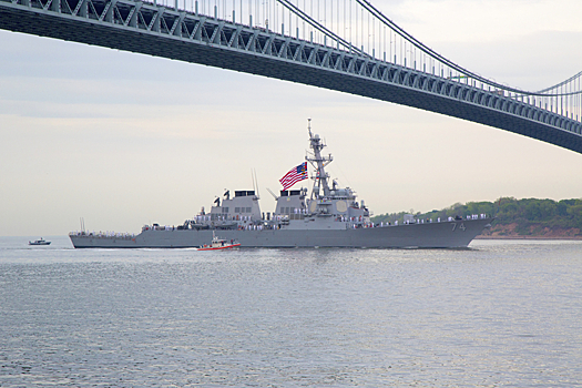 Вице-адмирал РФ призвал проучить эсминец США в Черном море