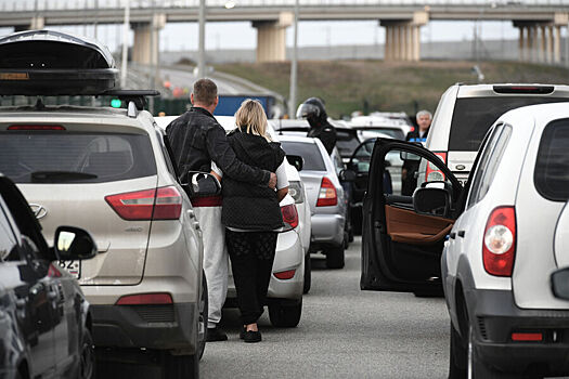 Более 700 автомобилей ждут проезда по Крымскому мосту со стороны Керчи