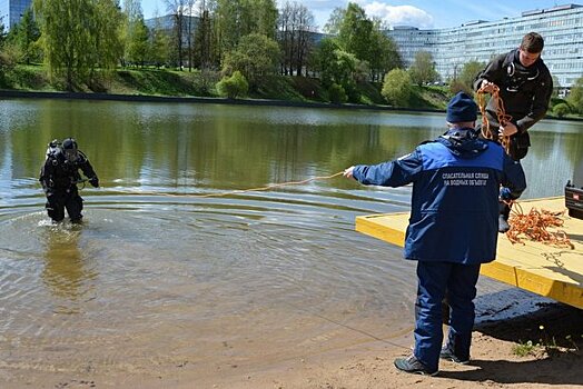 Перед купальным сезоном водолазы обследуют водоемы в ЗелАО