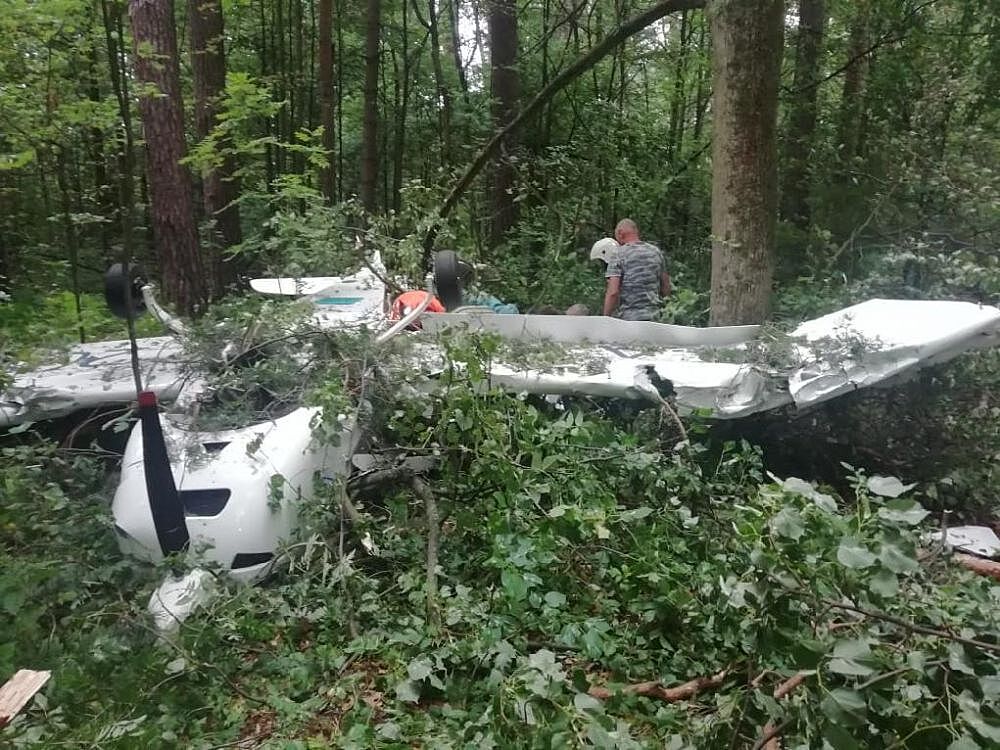 На подмосковный лес рухнул самолет. Есть пострадавшие