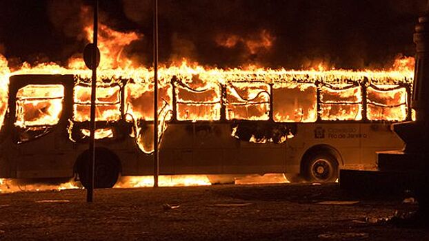 Очевидцы: На Ленинградском шоссе в Москве загорелся автобус