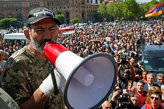 Лидер протестов в Армении призвал прекратить митинги
