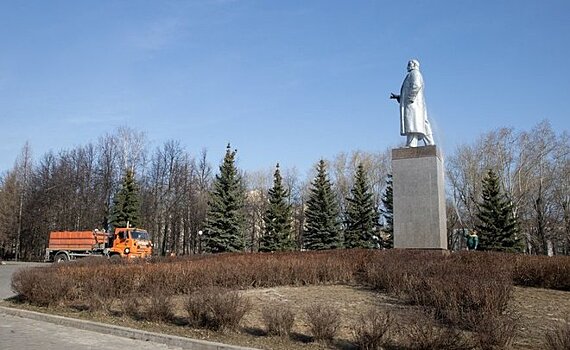 В Казани рабочие "Горводзеленхоза" приступили к мытью памятников