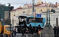 Упавший с моста в Петербурге автобус подняли из воды