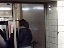 Внутренние двери начали снимать в вестибюлях метро