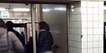 Внутренние двери начали снимать в вестибюлях метро